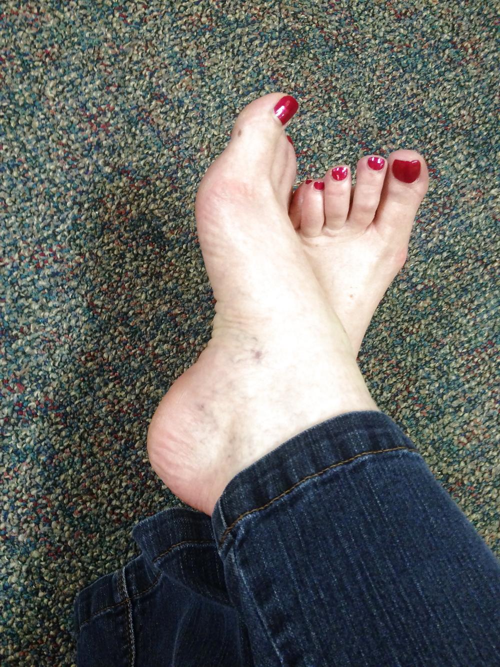 21P Naughty feet got naked in dr.'s waiting room