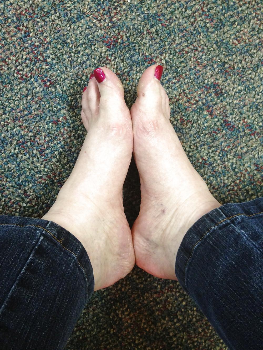 21P Naughty feet got naked in dr.'s waiting room