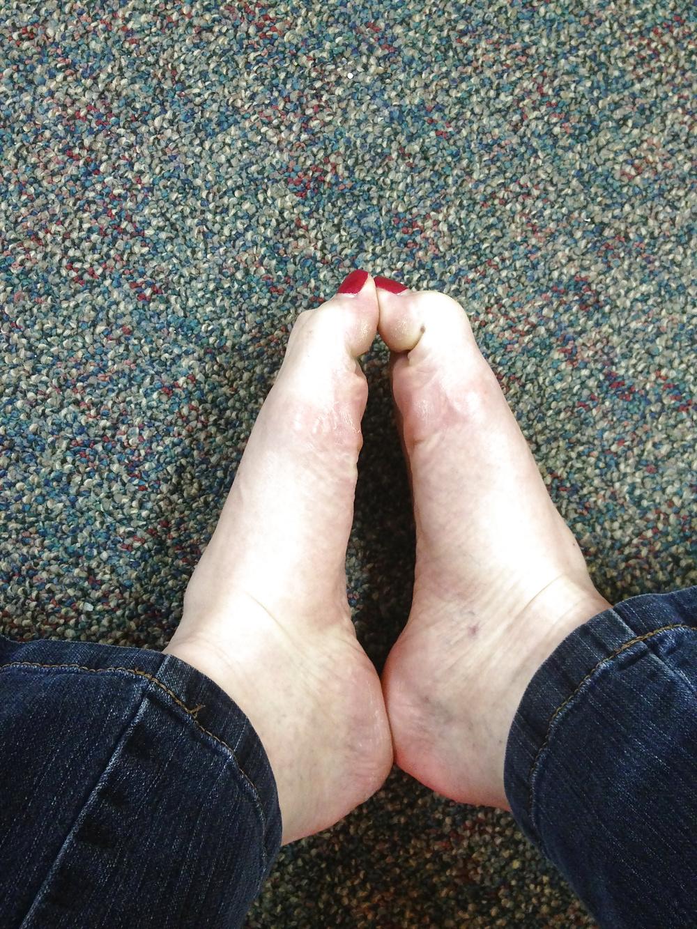 21P Naughty feet got naked in dr.'s waiting room