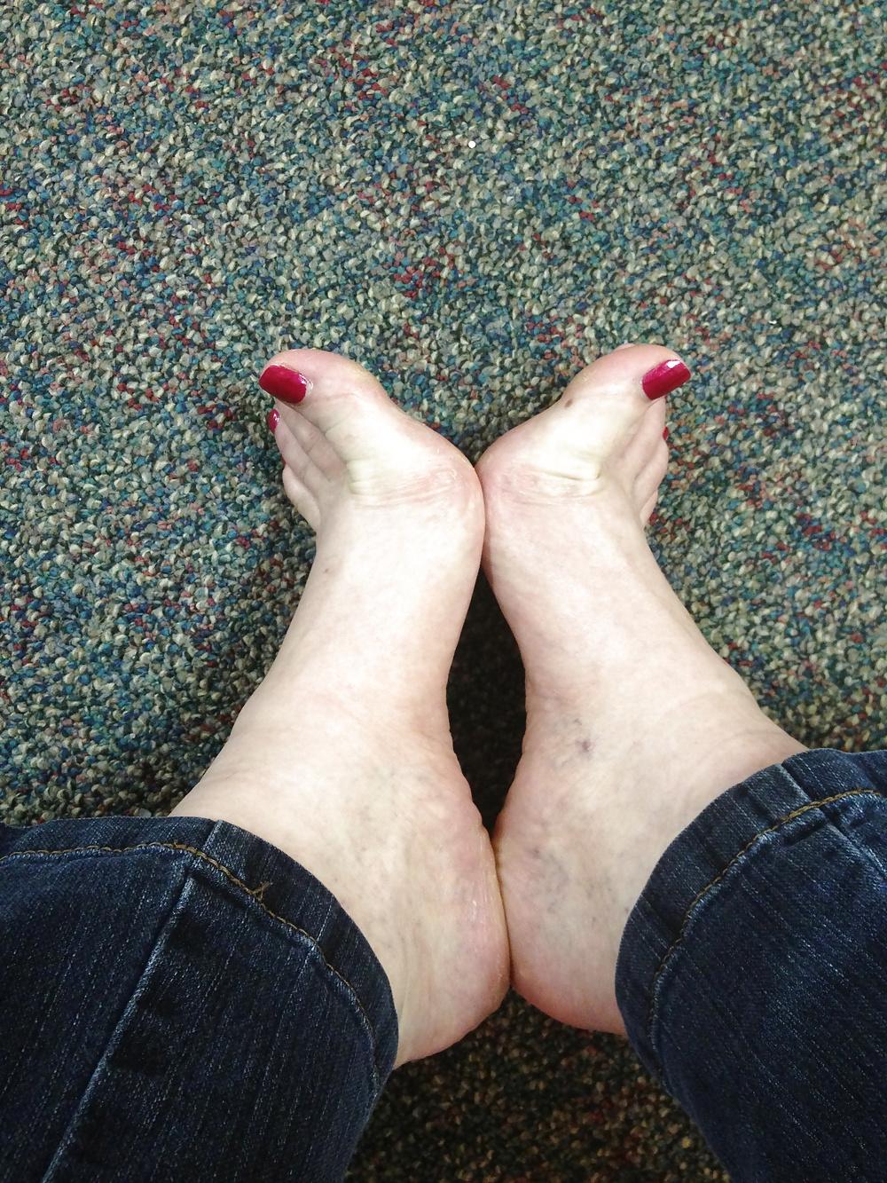 21P Naughty feet got naked in dr.'s waiting room