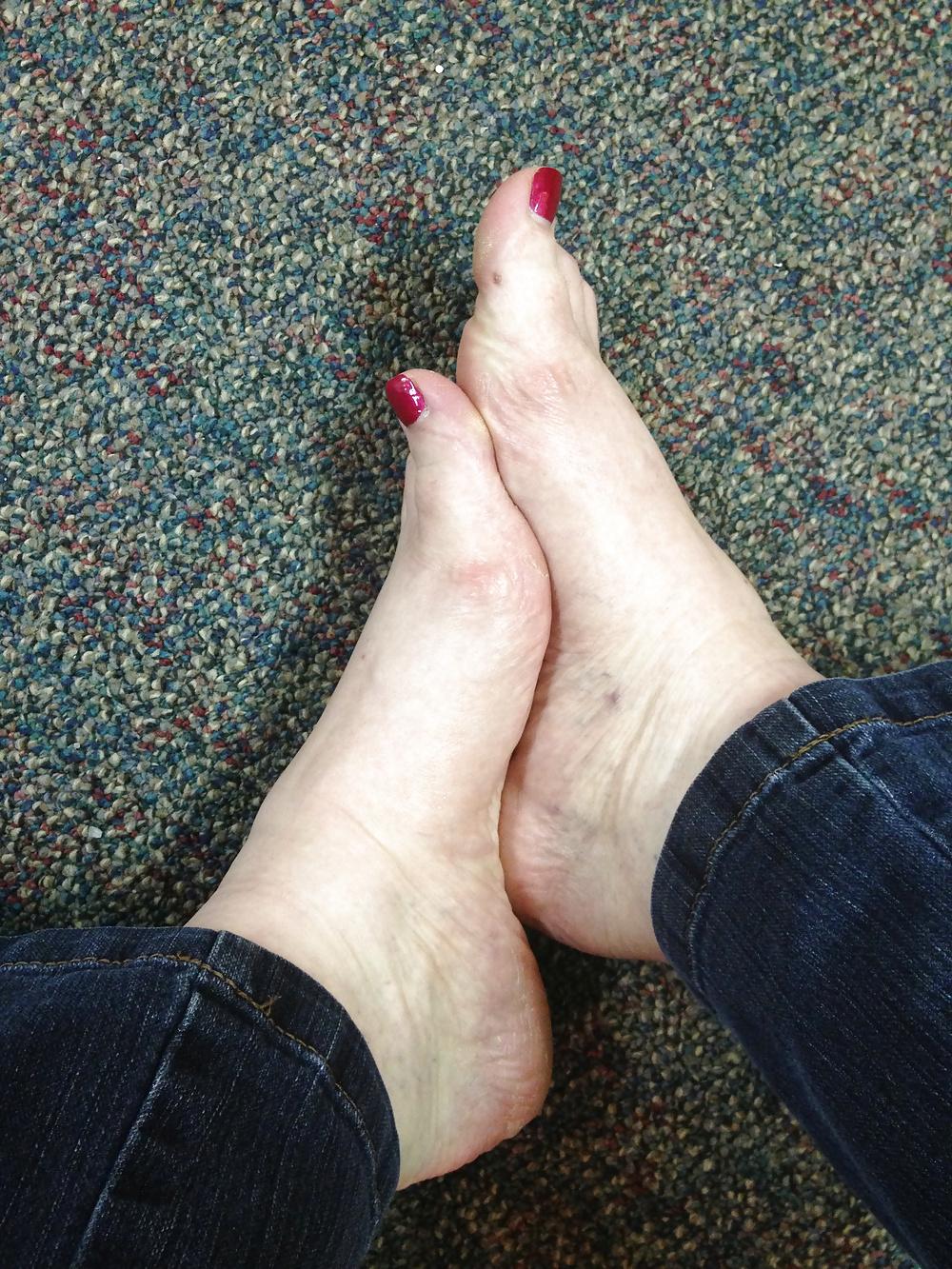 21P Naughty feet got naked in dr.'s waiting room