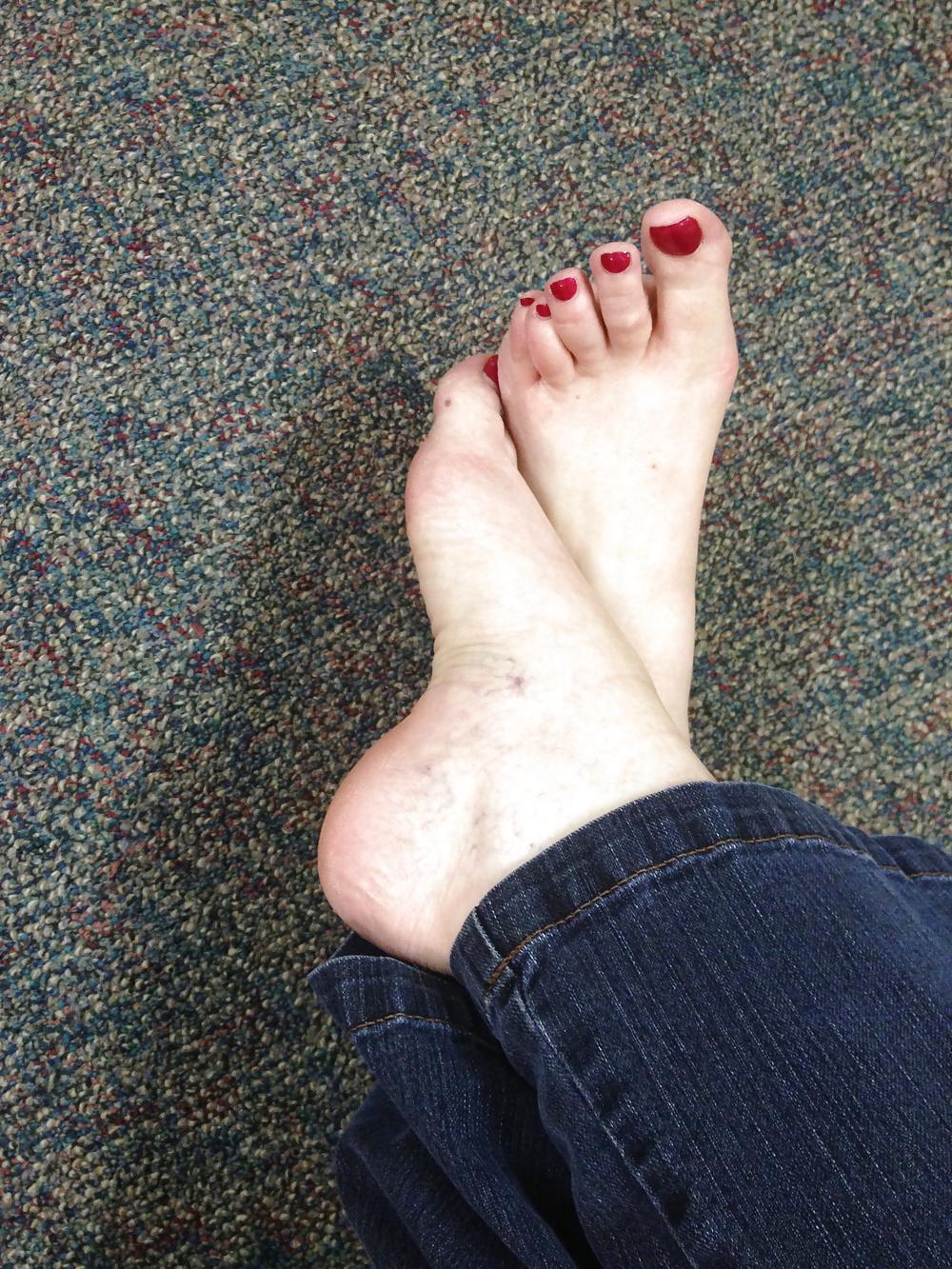 21P Naughty feet got naked in dr.'s waiting room