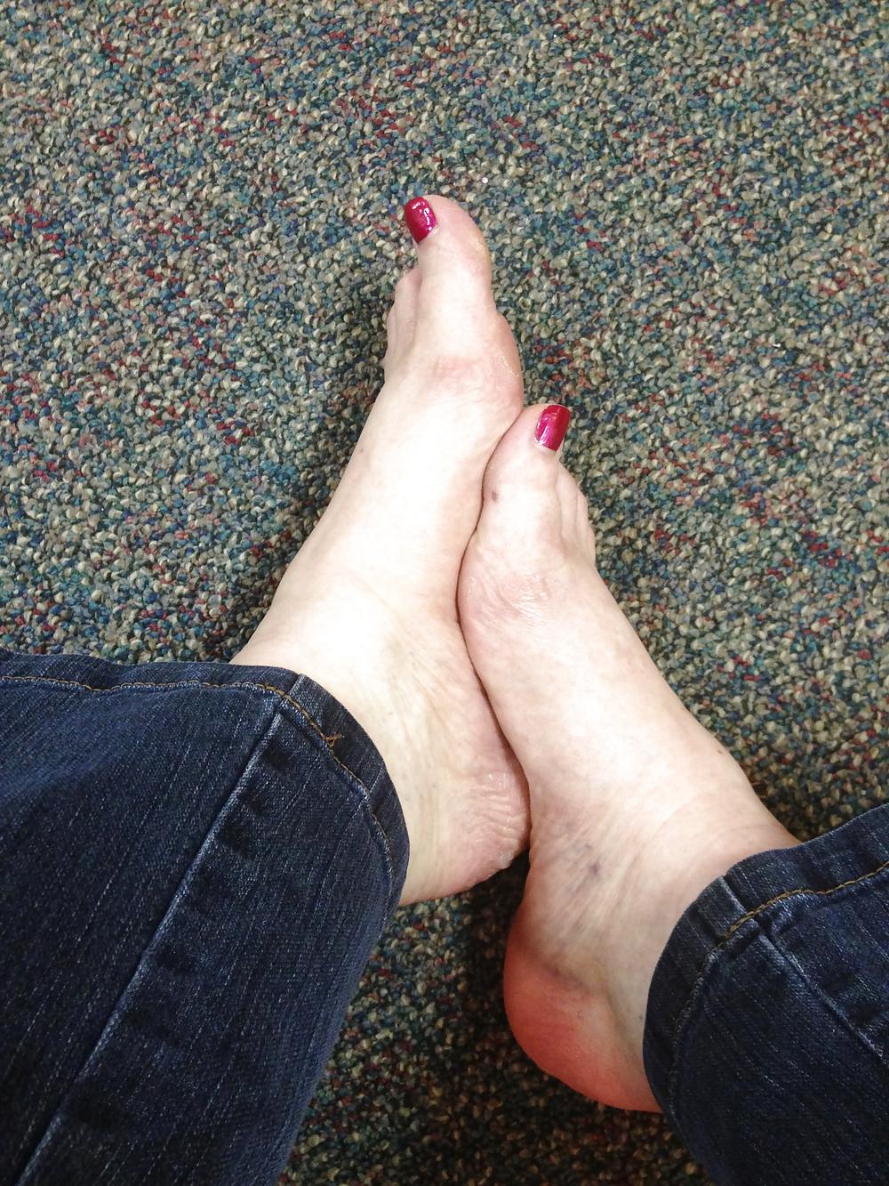21P Naughty feet got naked in dr.'s waiting room
