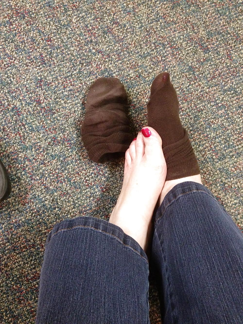 21P Naughty feet got naked in dr.'s waiting room
