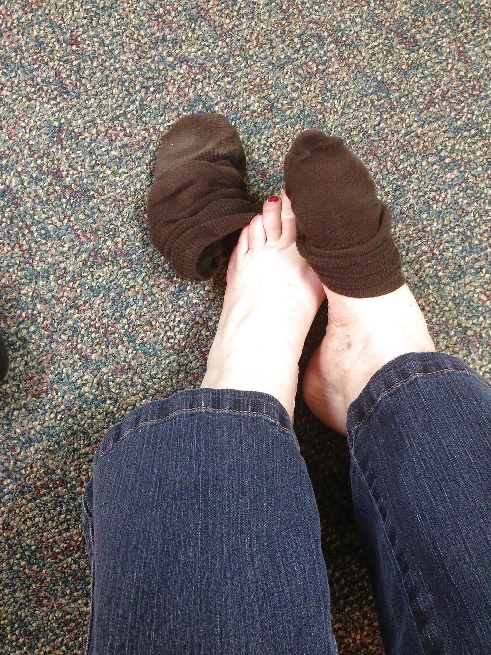 21P Naughty feet got naked in dr.'s waiting room
