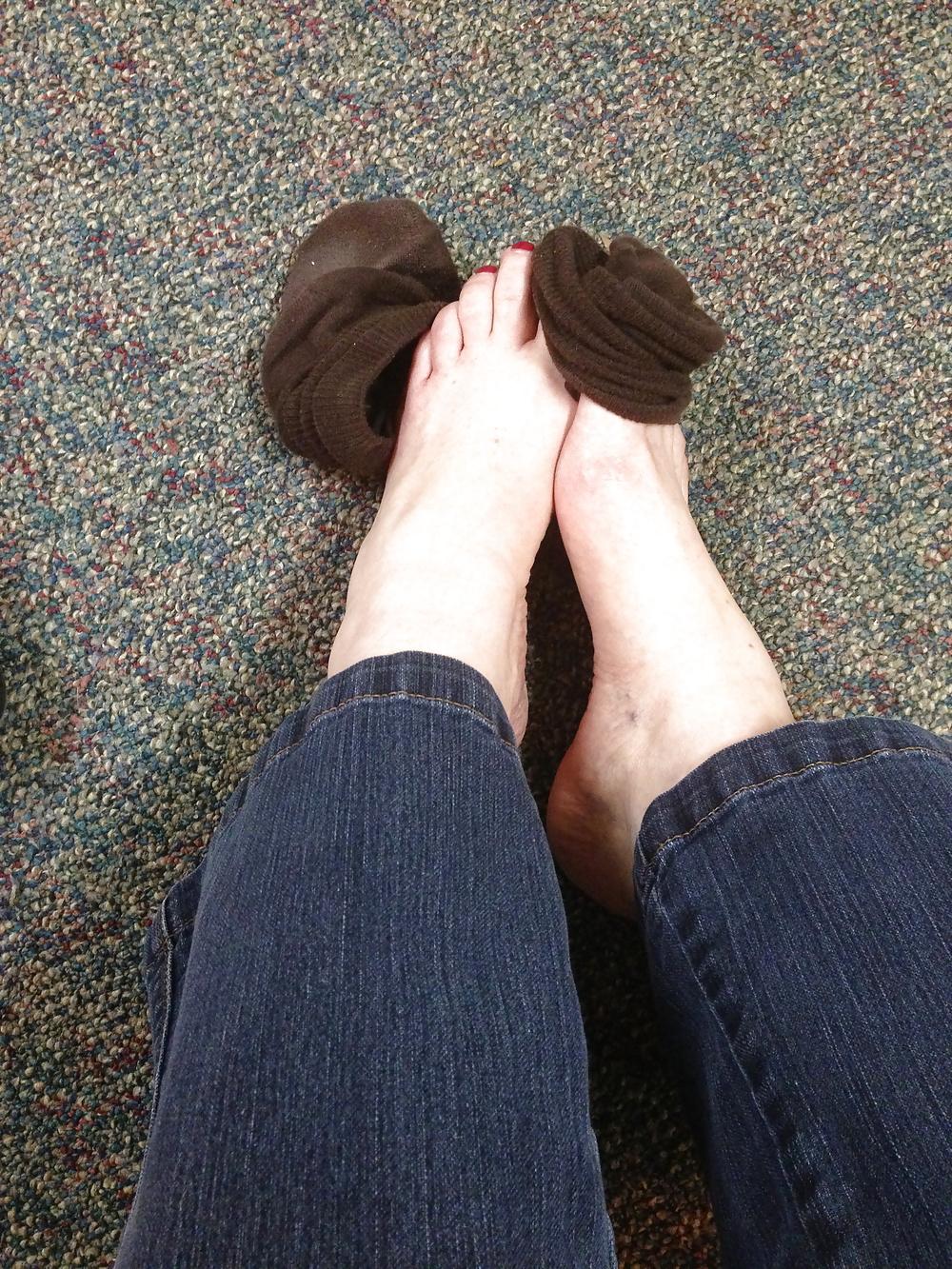 21P Naughty feet got naked in dr.'s waiting room
