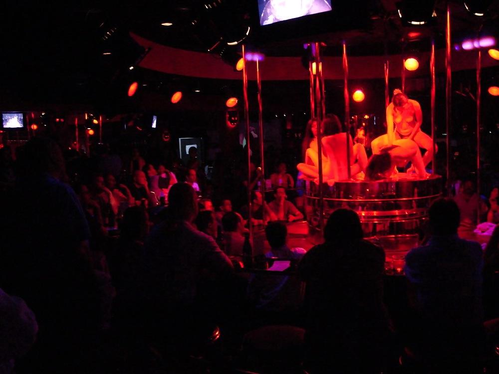 25P Lesbien show in Thai bar