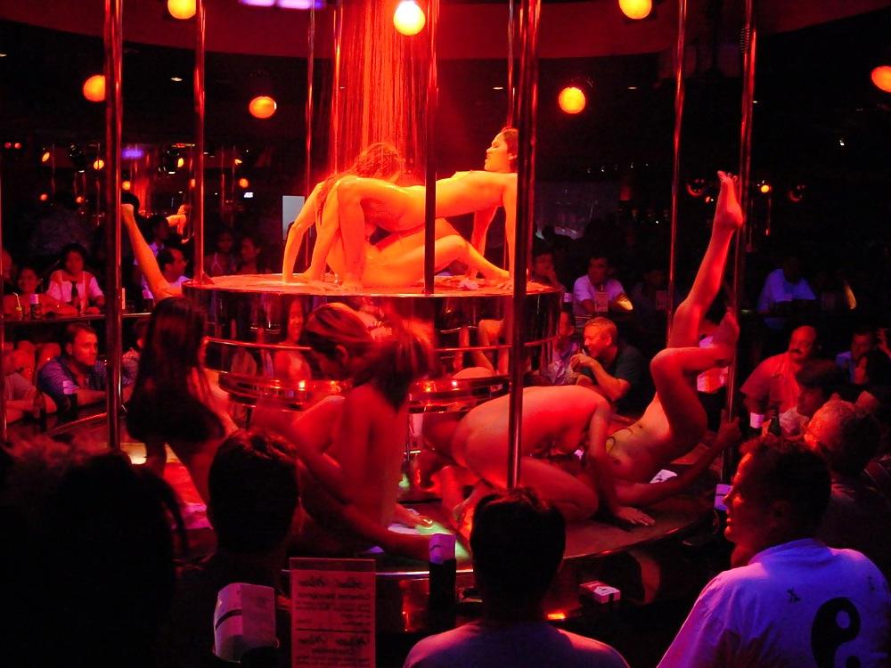 25P Lesbien show in Thai bar