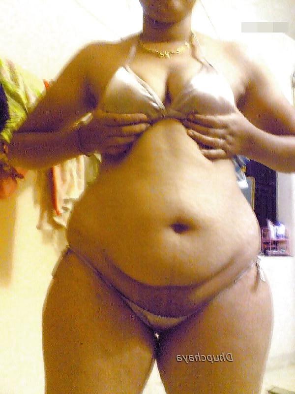 6P Desi aunty posing in skimpy bra and crotchless panty 