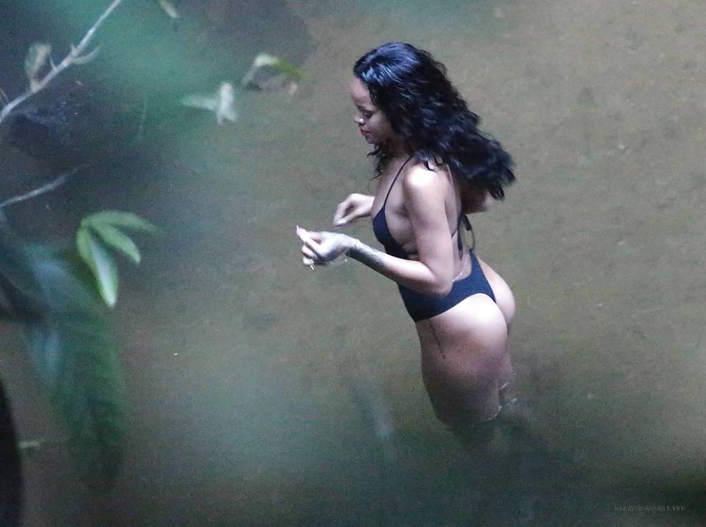 13P RIHANNA Showing Her Thick Black Ass