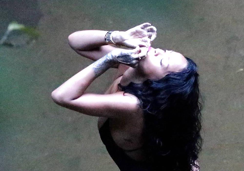 13P RIHANNA Showing Her Thick Black Ass