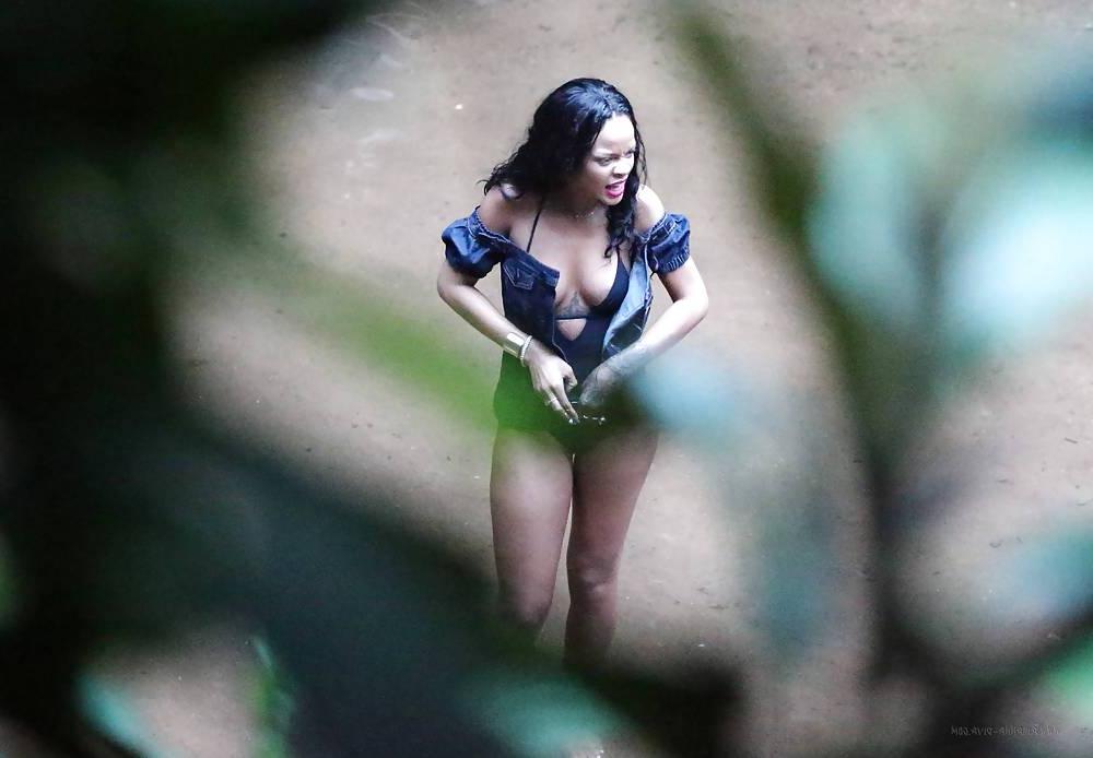 13P RIHANNA Showing Her Thick Black Ass