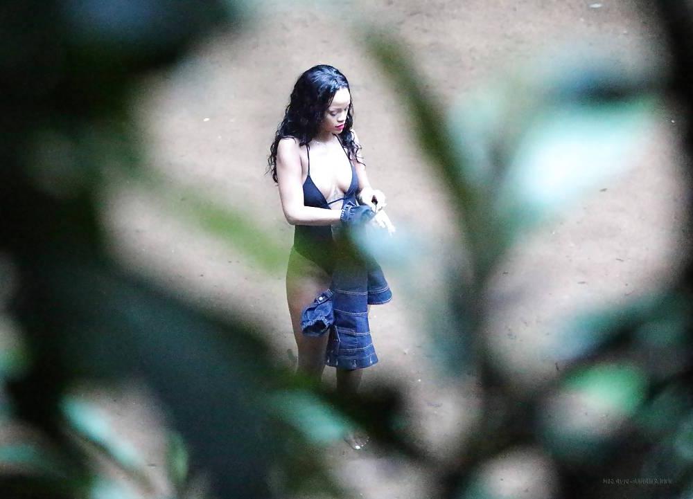 13P RIHANNA Showing Her Thick Black Ass
