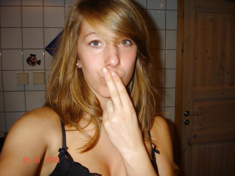 25P Stolen Pics - Brunette in Black Bra