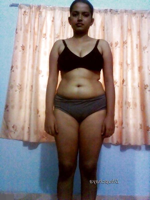 5P Hot looking Mallu babe posing in bra panty 