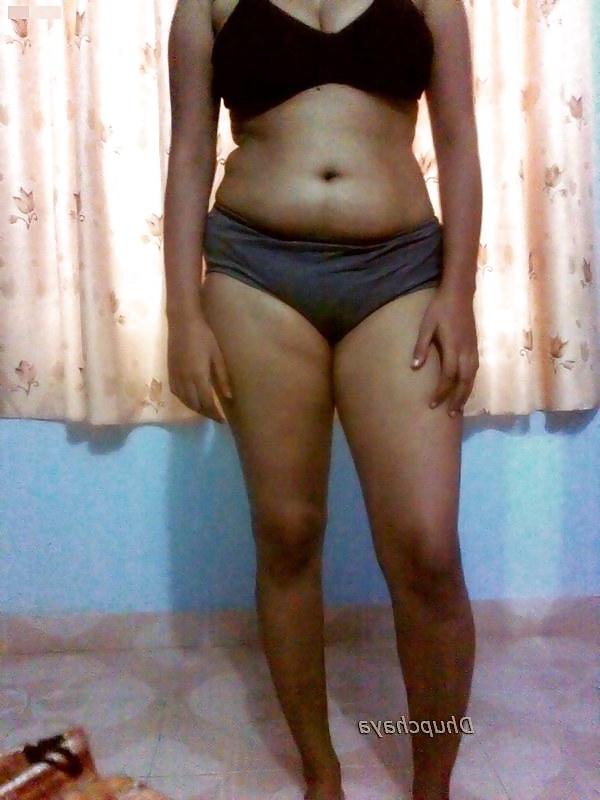 5P Hot looking Mallu babe posing in bra panty 