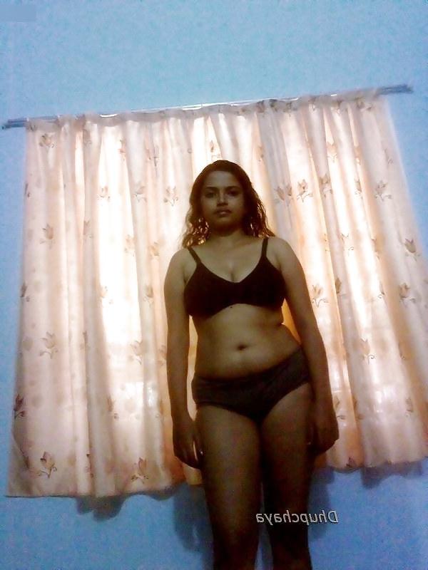 5P Hot looking Mallu babe posing in bra panty 