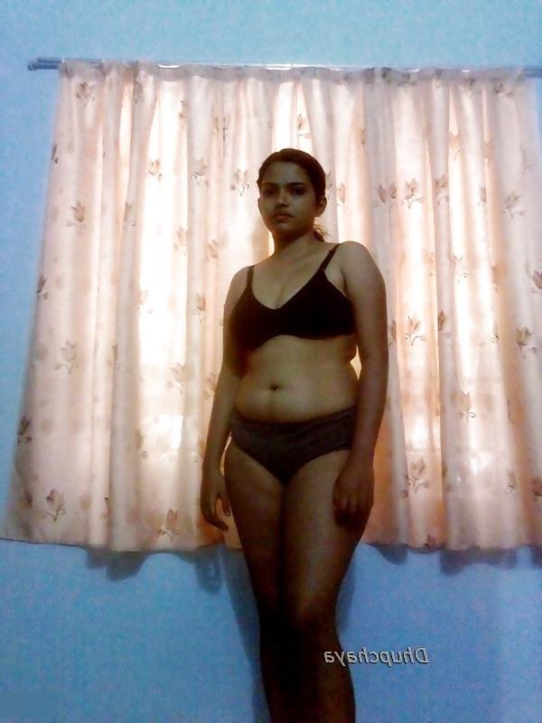 5P Hot looking Mallu babe posing in bra panty 