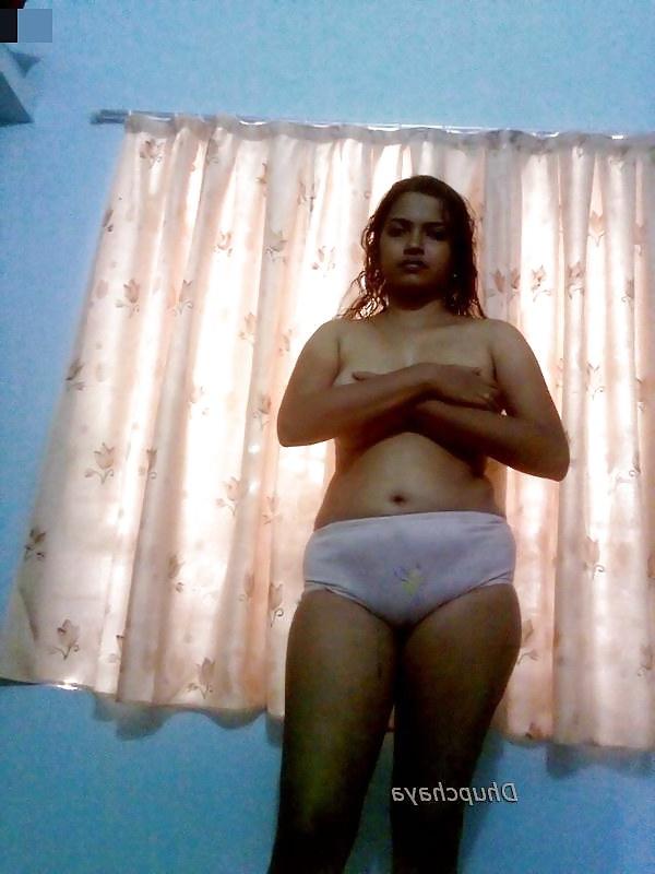5P Hot looking Mallu babe posing in bra panty 