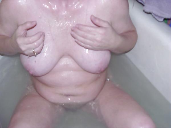 5P Wife takes a bath