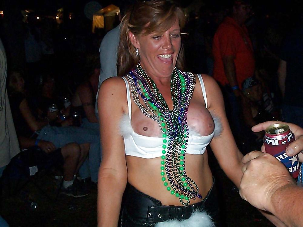 25P Harley chicks (or biker babes? which do you prefer?)