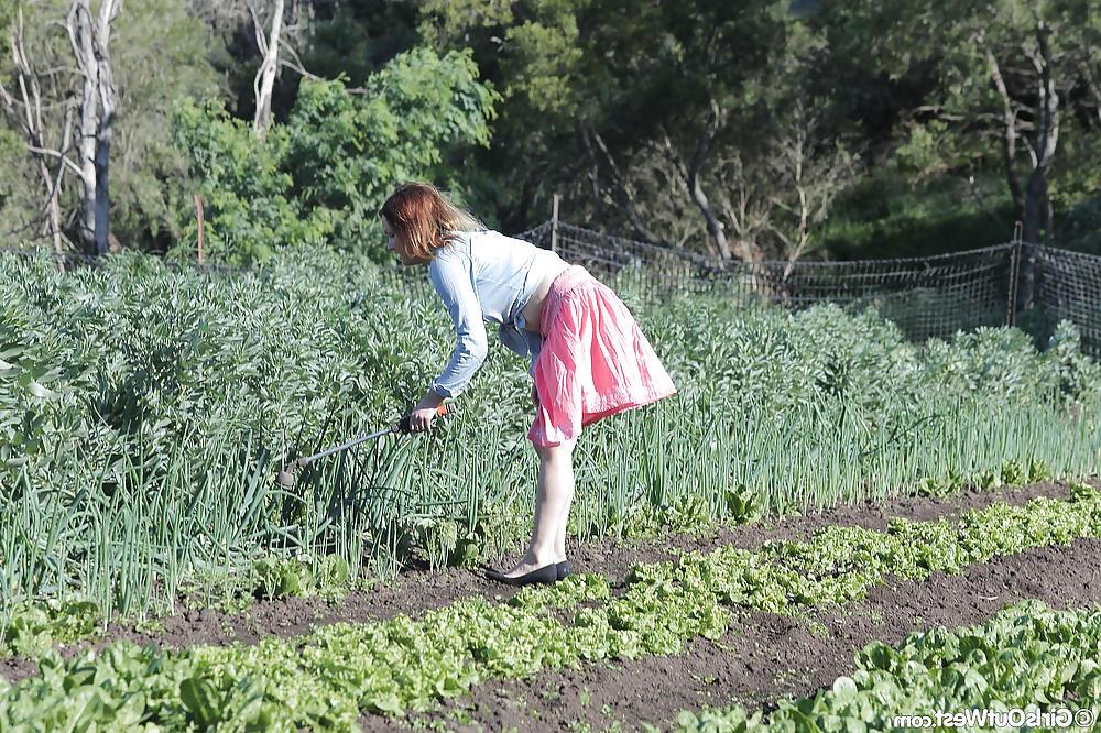 16P Nice amateur gardener toying her trimmed cunt