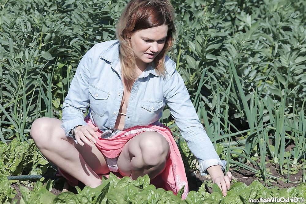 16P Nice amateur gardener toying her trimmed cunt