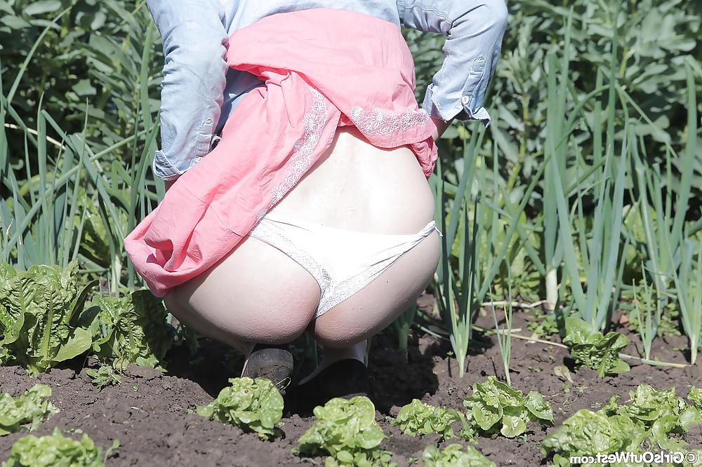 16P Nice amateur gardener toying her trimmed cunt