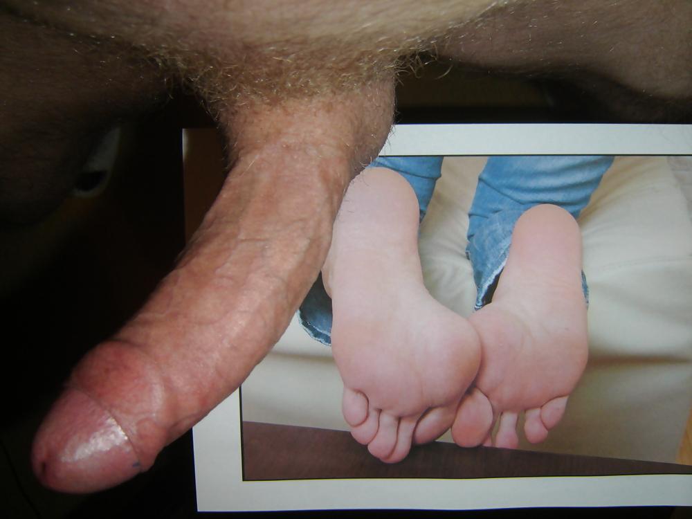 4P Had to cum on her sexy soles.. , mmmm...