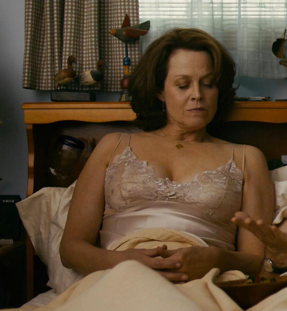 25P Sigourney Weaver Sexy Old Milf (On going)