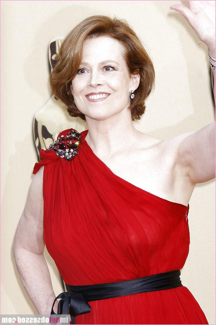 25P Sigourney Weaver Sexy Old Milf (On going)