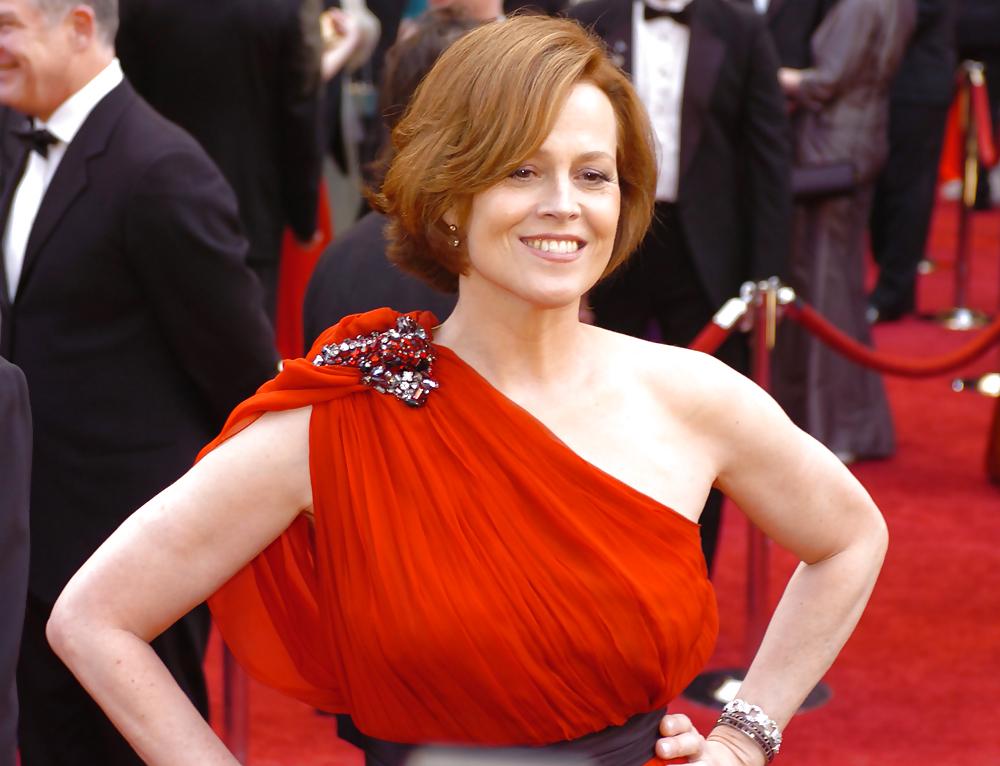 25P Sigourney Weaver Sexy Old Milf (On going)