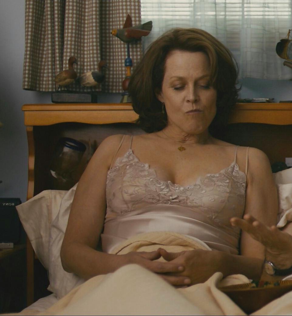 25P Sigourney Weaver Sexy Old Milf (On going)