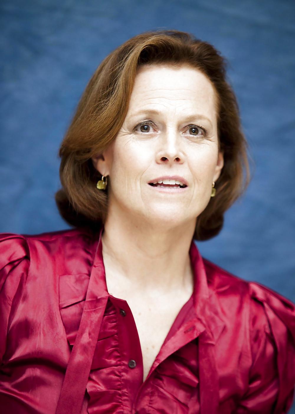 25P Sigourney Weaver Sexy Old Milf (On going)