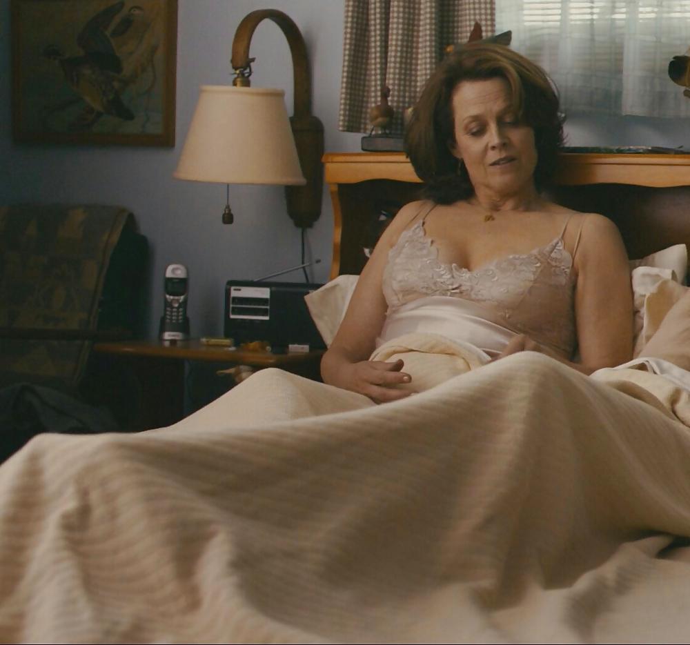 25P Sigourney Weaver Sexy Old Milf (On going)