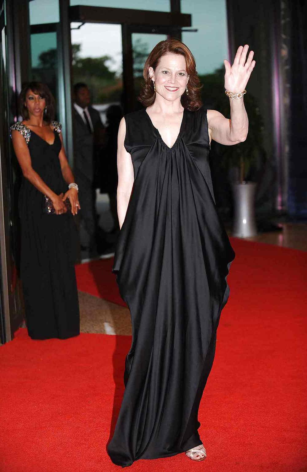 25P Sigourney Weaver Sexy Old Milf (On going)