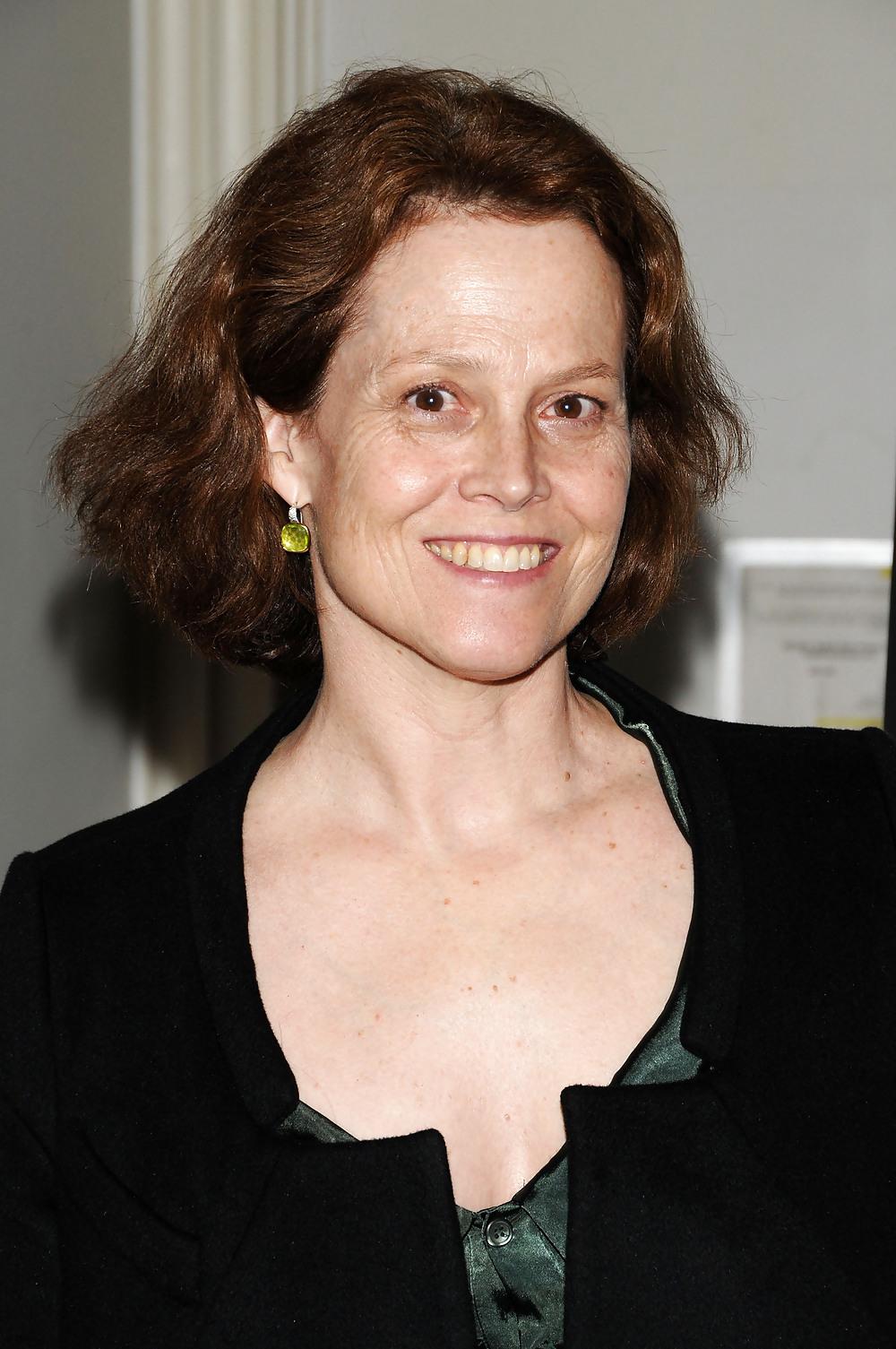 25P Sigourney Weaver Sexy Old Milf (On going)