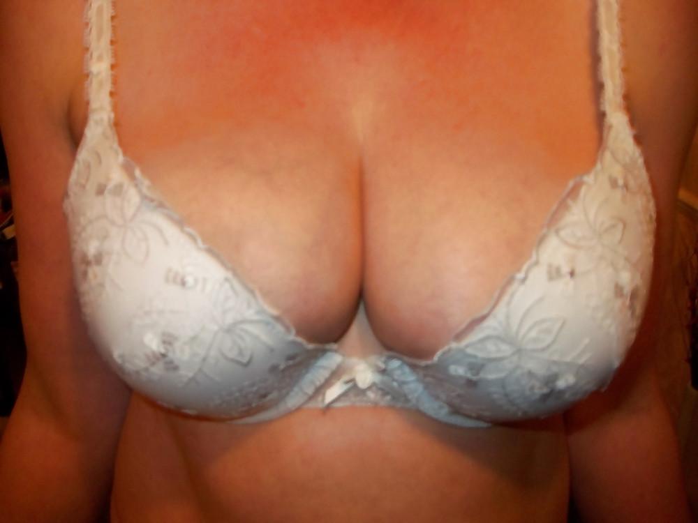 25P Woman who try to sell their bra on the internet