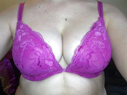 25P Woman who try to sell their bra on the internet