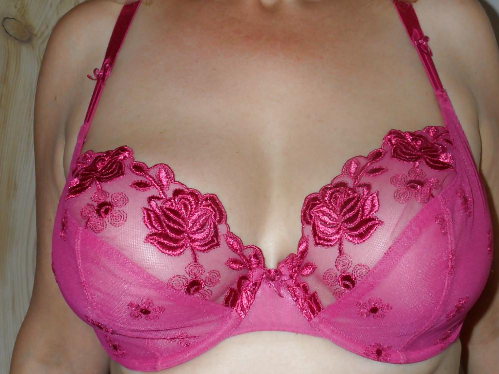 25P Woman who try to sell their bra on the internet