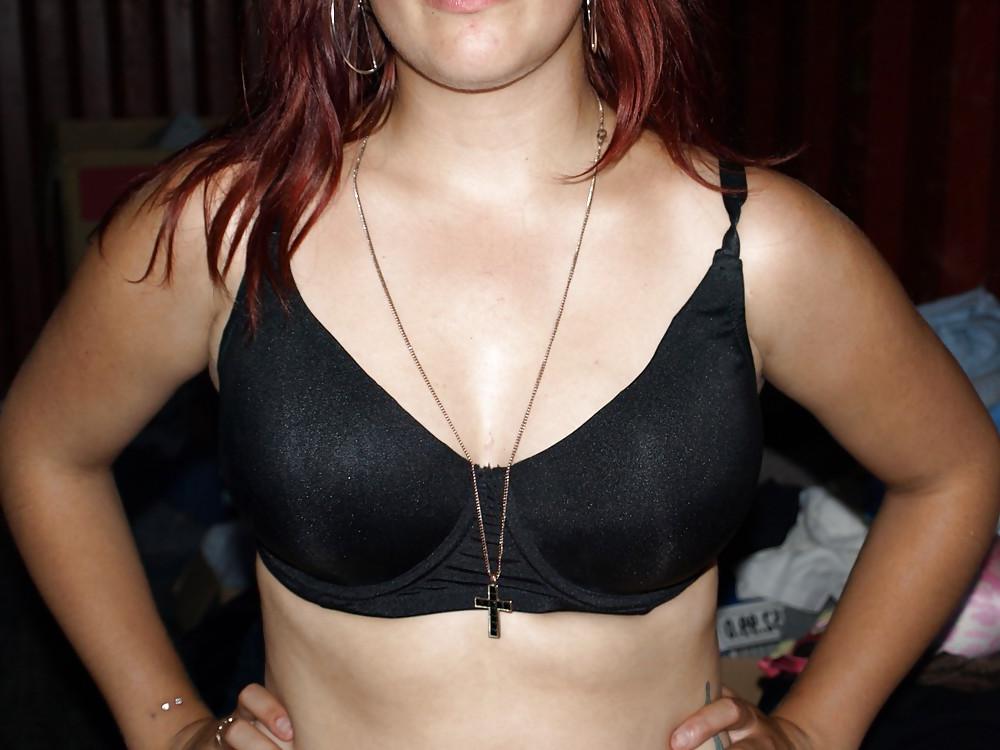 25P Woman who try to sell their bra on the internet
