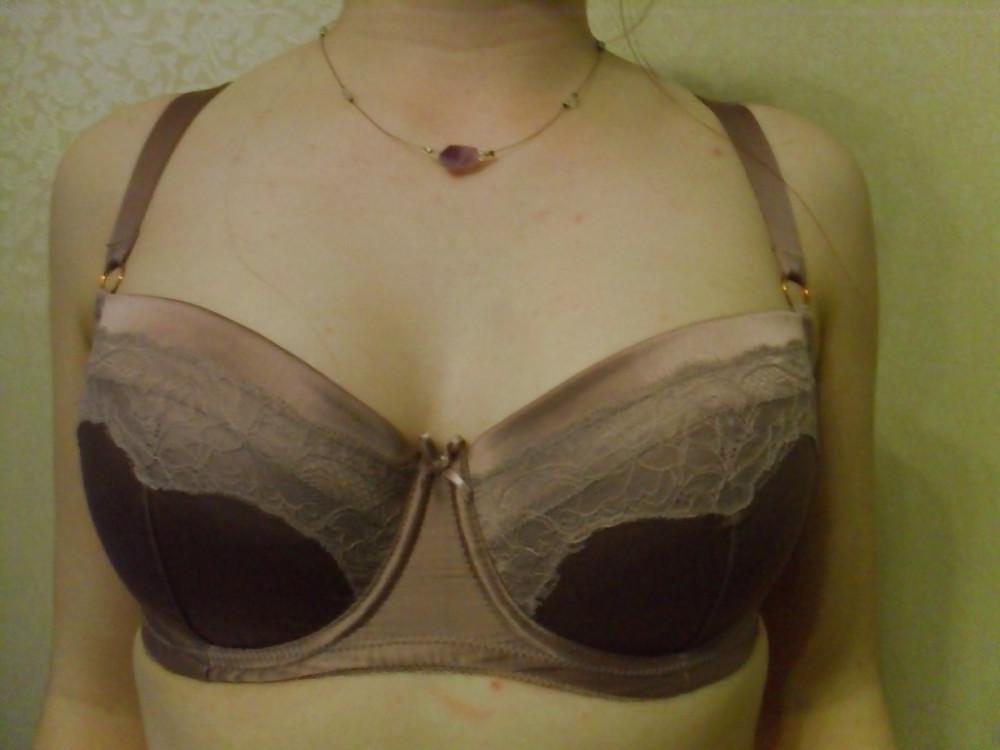 25P Woman who try to sell their bra on the internet