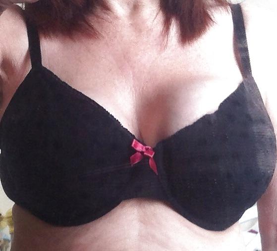 25P Woman who try to sell their bra on the internet
