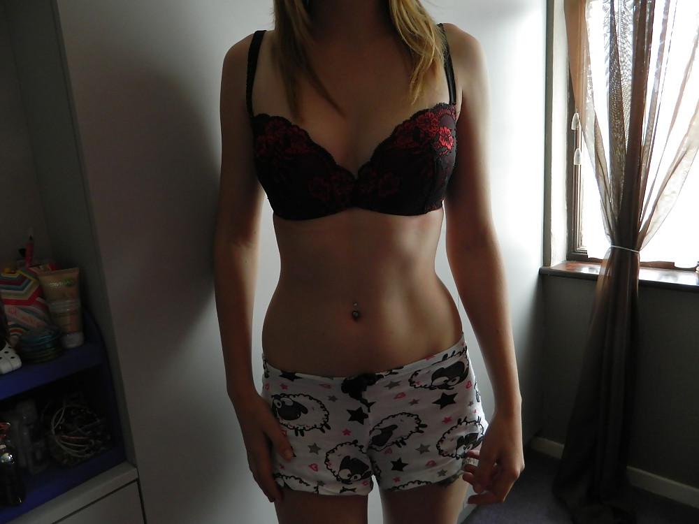 25P Woman who try to sell their bra on the internet