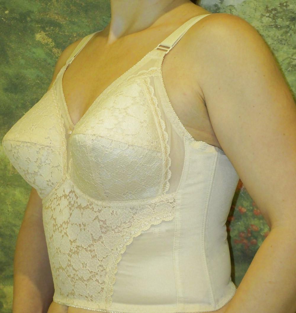 25P Woman who try to sell their bra on the internet