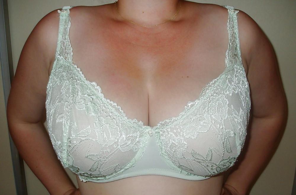 25P Woman who try to sell their bra on the internet