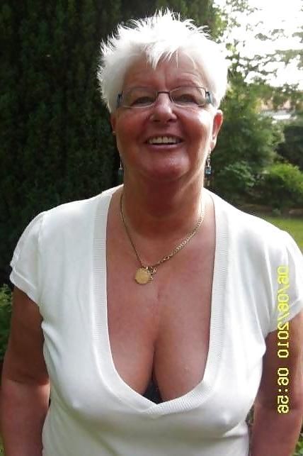 18P She forgot her bra 39.