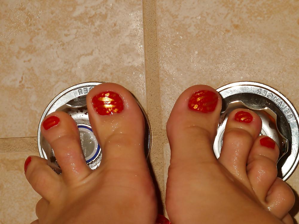 9P Foot fetish tranny in bath