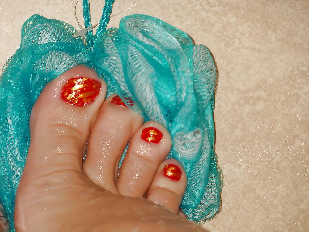 9P Foot fetish tranny in bath