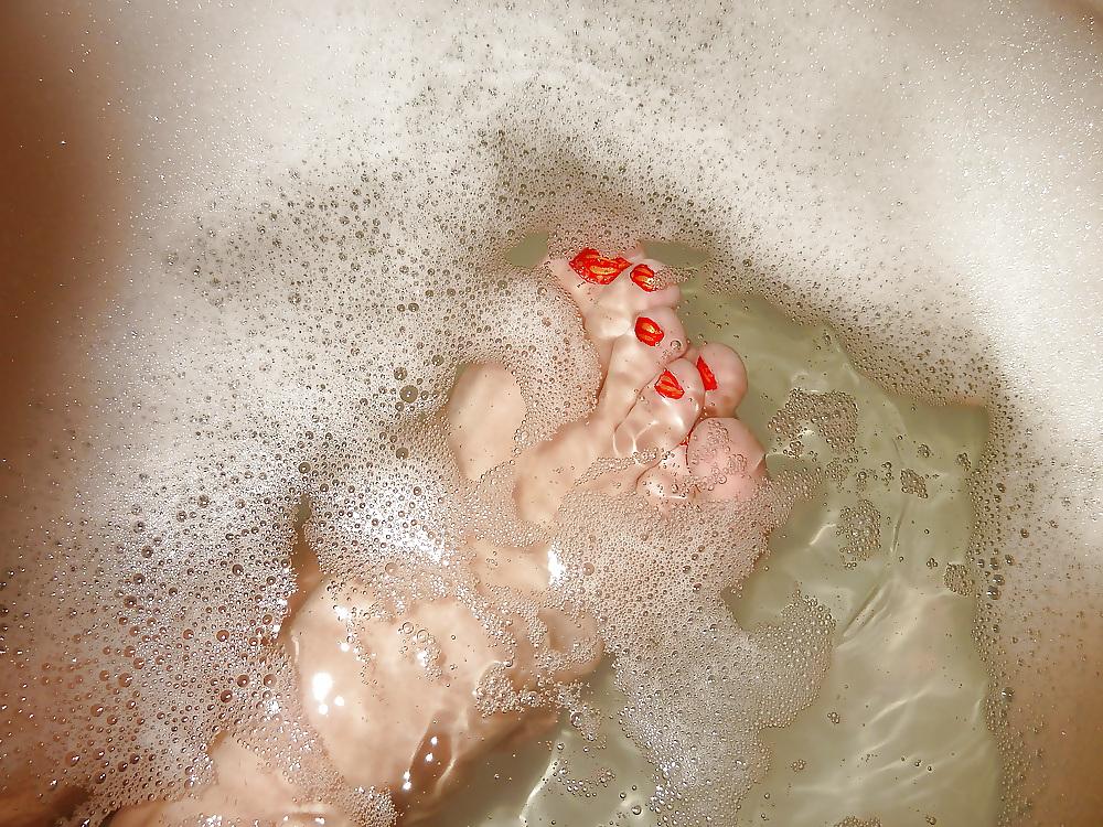 9P Foot fetish tranny in bath